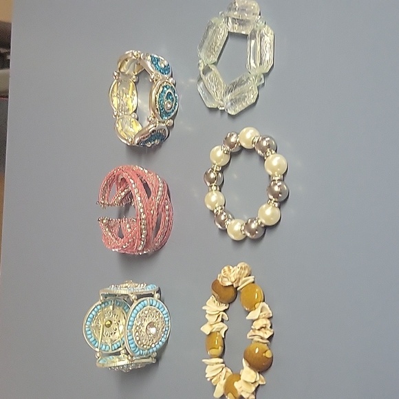 Lot of five elastic bracelets. The pink one is not elastic. - Picture 1 of 7